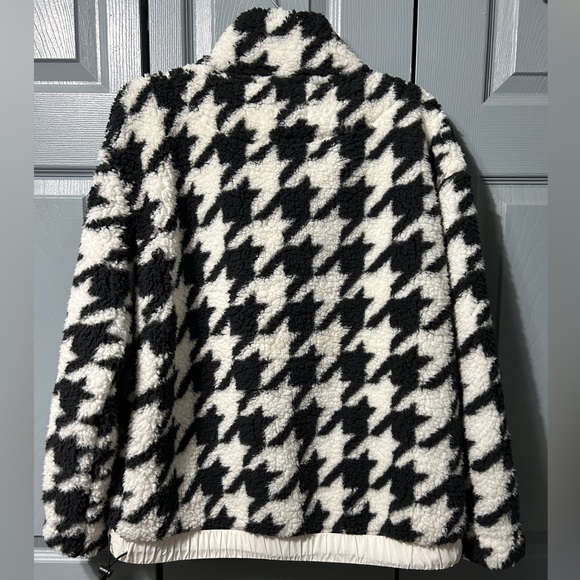 ‼️SOLD‼️🖤🤍Lou & Grey Houndstooth Fleece Pullover🤍🖤 - Picture 2 of 3